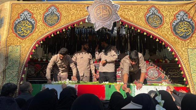 شیراز، پیچیده در پرچم‌های سیاه فاطمی/ مردم فارس، ۱۲ شهید دفاع مقدس را تشییع کردند