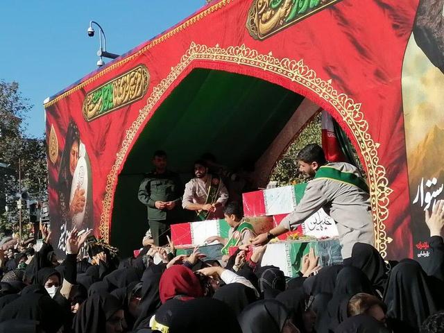  پیکر مطهر ۱۰ شهید گمنام در ساری همزمان با سالروز شهادت حضرت فاطمه (س) تشییع شد