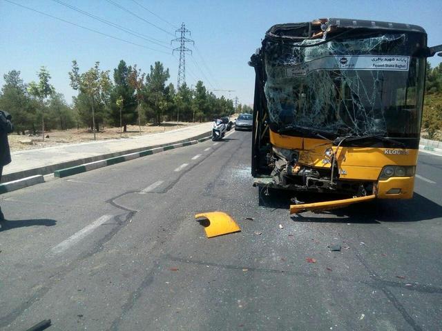 ببینید | سانحه عجیب رانندگی در مشهد؛ ورود اتوبوس به پیاده‌راه