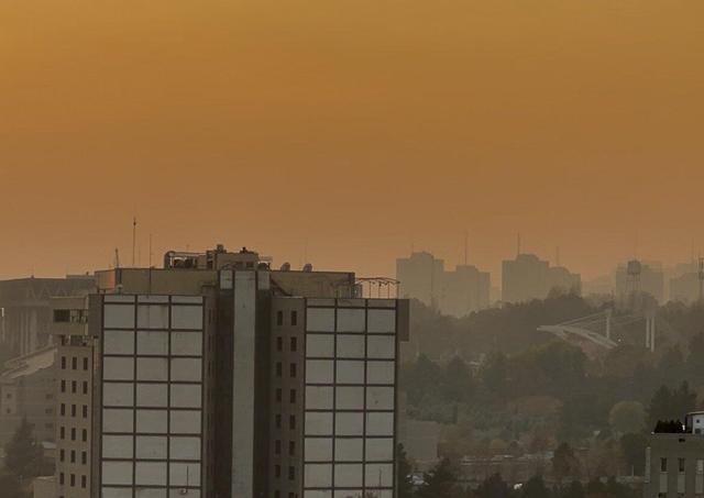 تصاویر خورشید امروز تهران از پشت آلودگی | برج میلاد هم تار دیده می‌شود