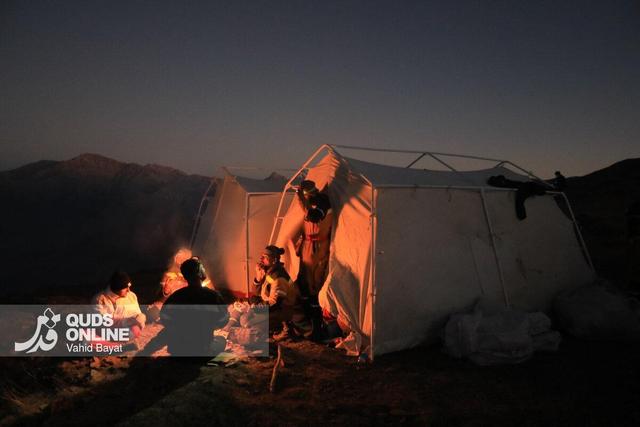 عکس روز | تصویری از اتراق شبانه نیروهای مردمی در ارتفاعات الیت