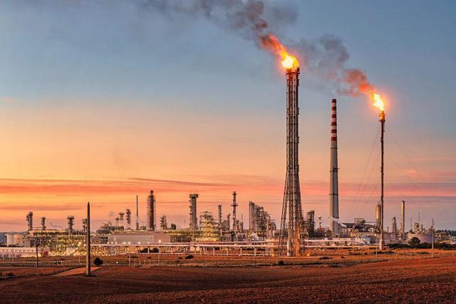 ۲۰۰ فلر نفتی عامل آلودگی هوای خوزستان؛ جمع آوری فلرها تا پایان دولت