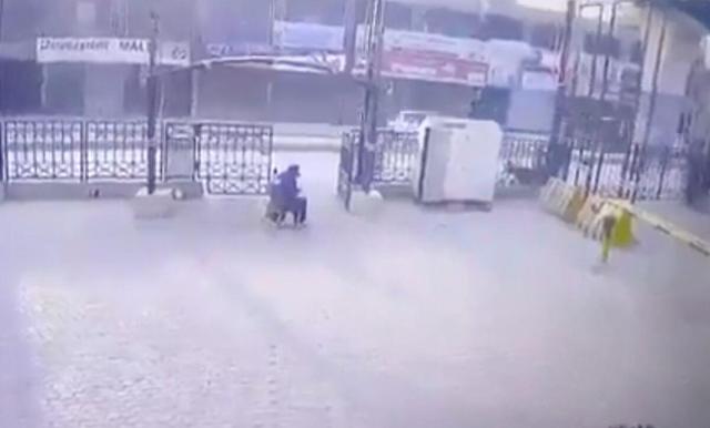 لحظه وقوع انفجار انتحاری در داخل نیروهای امنیتی در پیشاور پاکستان