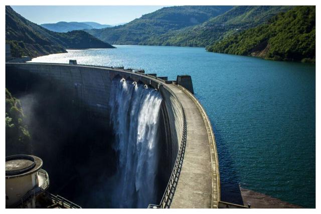 پارادوکس هوش مصنوعی و بحران آب؛ چشم انداز سرمایه گذاری در آب دیجیتال