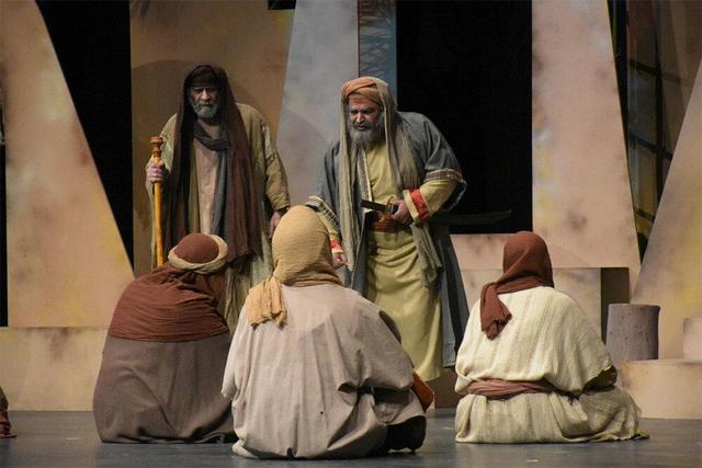 تنوع موضوع در «خورشید پشت در»؛ چگونه می‌توانیم دیگران را قضاوت کنیم؟