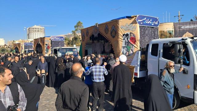 آئین تشییع ۱۲ شهید گمنام دفاع مقدس در شیراز آغاز شد