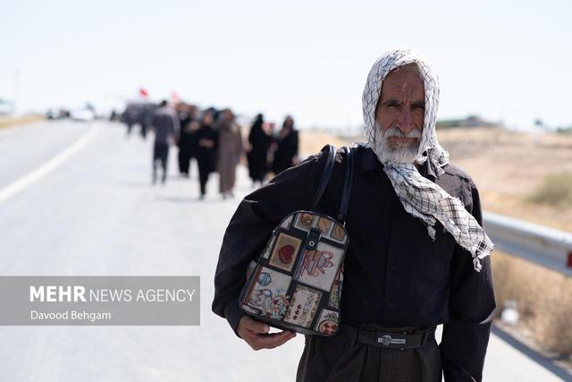 استقبال خادمان رضوی از زائران عراقی