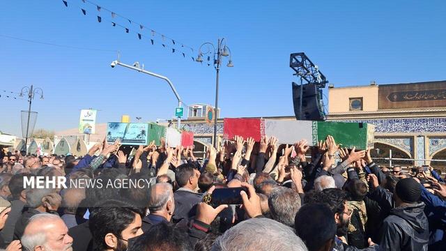 پیکرهای مطهر شهدای گمنام بر روی دستان مردم شیراز