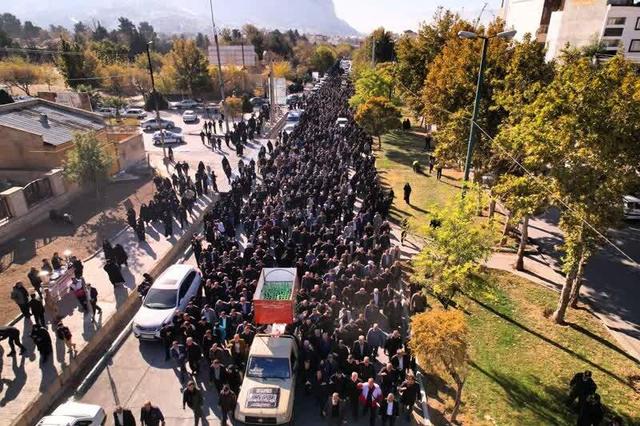 تصاویر هوایی از تشییع پیکر شهدای گمنام در خرم‌آباد