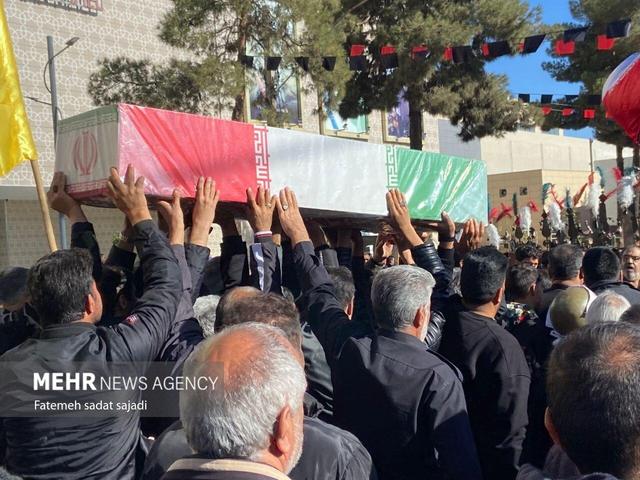 تشییع پیکر ٩ شهید گمنام در کرمان
