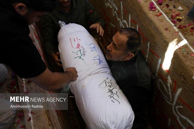 خاکسپاری پیکر پاک شهید گمنام در بیرجند