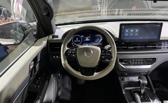 ببینید/ خودروی فوق لاکچری همایون شجریان در خیابان‌ها دیده شد