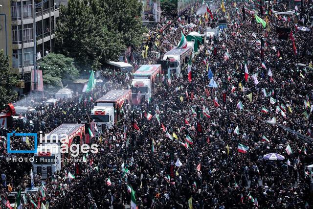 تشییع ۳۰۰ شهید گمنام/تابوت‌های بی‌نام، پل‌ بین گذشته و آینده