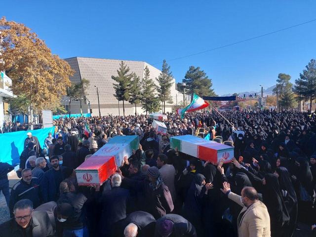 پیکر ۹ شهید لاله فاطمی در کرمان تشییع شد