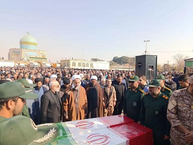 اقامه نماز بر پیکر هشت شهید گمنام در قزوین