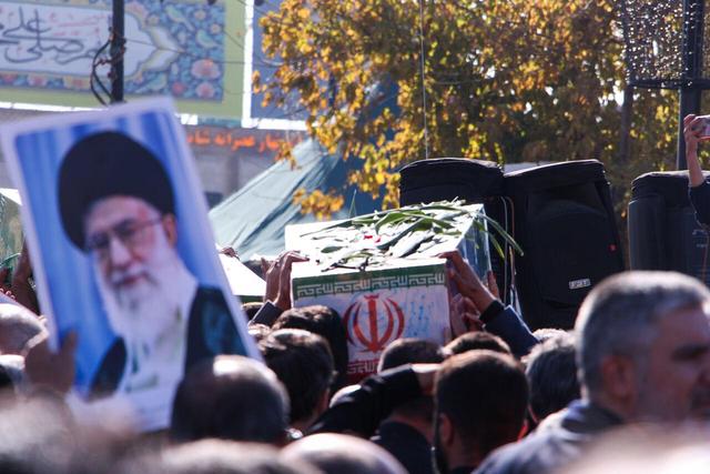 فیلم | عزاداران حضرت زهرا(س) در اراک با شهدای گمنام وداع کردند