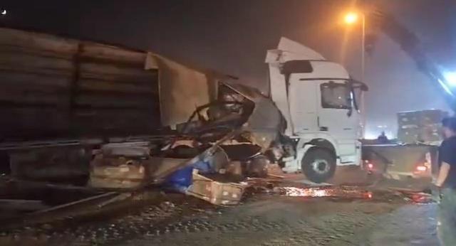 واژگونی تریلی حامل باتری ، آزادراه کرج- قزوین را در هر دو جهت مسدود کرد