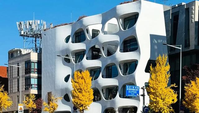 معماری جالب نمای یک ساختمان سفید در سئول (+عکس)