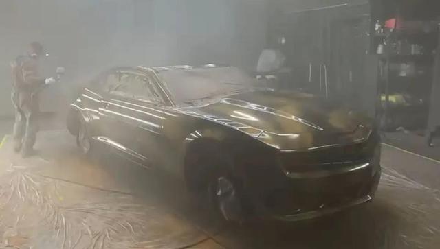 سفارشی‌سازی کامارو؛ خلق طرح دود نارنجی با تکنیک رنگ‌آمیزی عجیب (+فیلم)