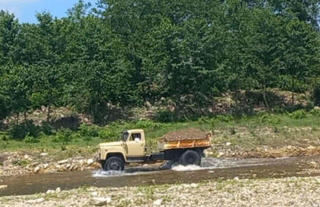 توقیف خودروهای متخلف برداشت غیرمجاز شن و ماسه از بستر رودخانه در فومن