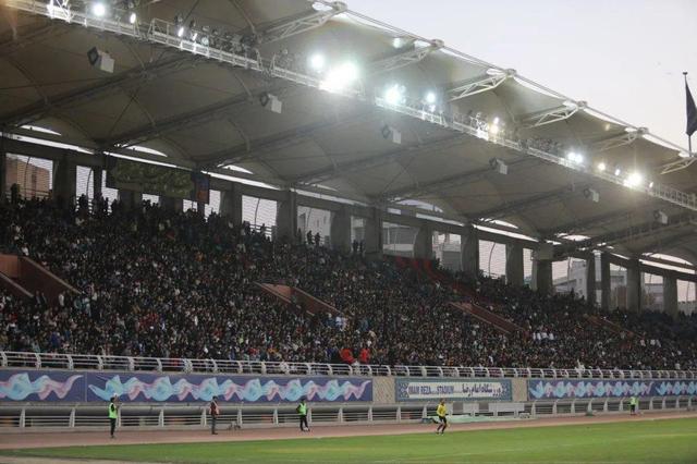 انفجار عشق در مشهد؛ زنان در ورزشگاه امام رضا(ع)