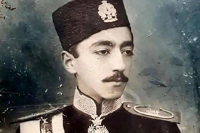 عکس/ ژست آخرین ولیعهد قاجار با سیگار