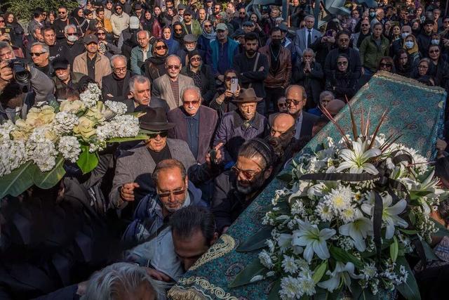 بدرقه هادی مرزبان به خانه ابدی با حضور چهره های فرهنگی + تصاویر | از علی نصیریان و احمد مسجدجامعی تا فرهاد آییش و ایرج راد