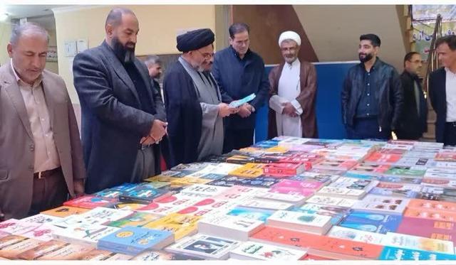 نمایشگاه کتاب در ازنا افتتاح شد