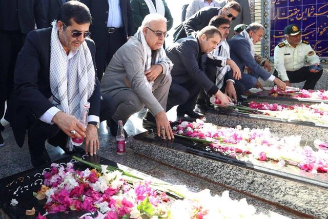 ادای احترام وزیر ورزش و جوانان به شهدای جزیره بوموسی