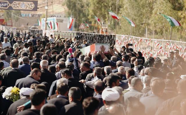 خاکسپاری ۲ لاله گمنام دفاع مقدس در کهف الشهدای شیراز