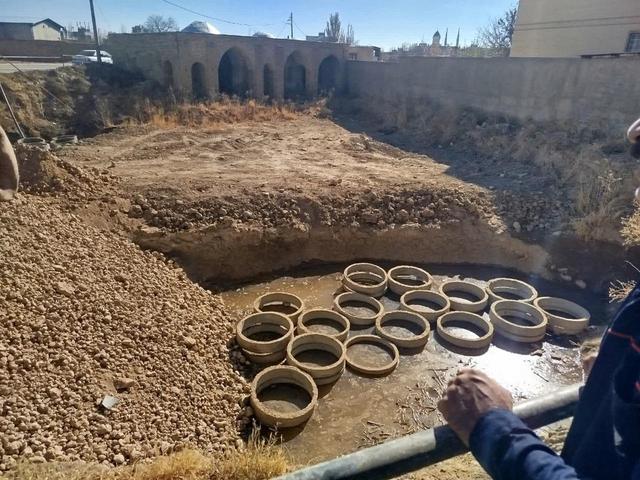 نظارت میدانی بر روند مرمتی مدرسه تاریخی شیخ رجیل/ بررسی پیشرفت کول‌گذاری و بسترسازی زهکشی در کمیجان