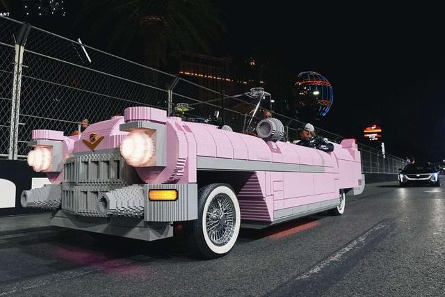 رانندگان فرمول یک با کادیلاک صورتی غافلگیر شدند +ویدیو