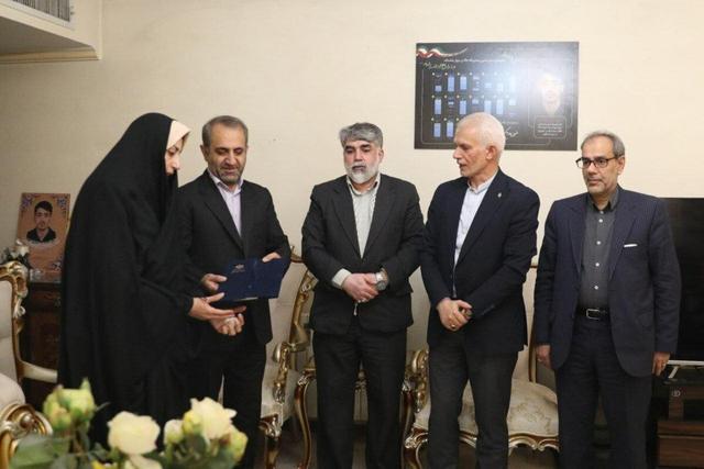 دیدار معاون توسعه ورزش قهرمانی با خانواده  شهید ورزشکار