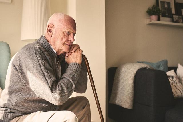 غذا خوردن در تنهایی سلامت سالمندان را به خطر می‌اندازد