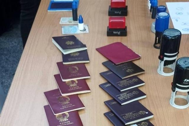 انهدام دو کارگاه گسترده جعل گذرنامه و بازداشت 10 کلاهبردار