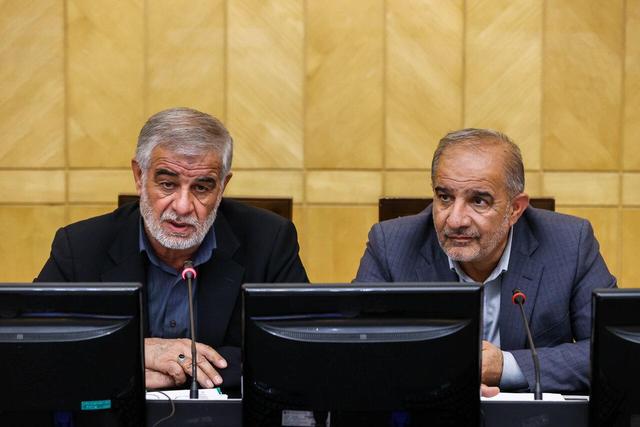 جوکار بر تقویت نظام پیشگیری و تجهیز ناوگان هوایی برای مقابله با حریق جنگل‌های شمال تأکید کرد