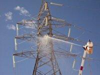 شستشوی پست‌های برق شرق اهواز برای مقابله با آلودگی ریزگرد‌ها