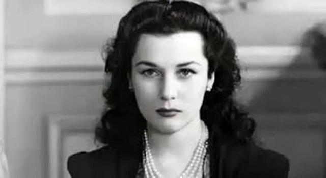 سفر در زمان؛ فوزیه در کنار پسرش سوار بر کشتی؛ دهه 40(عکس)