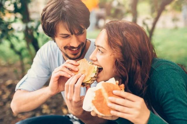 محققان استرالیایی: افراد متأهل بیشتر از مجردها وزن اضافه می‌کنند