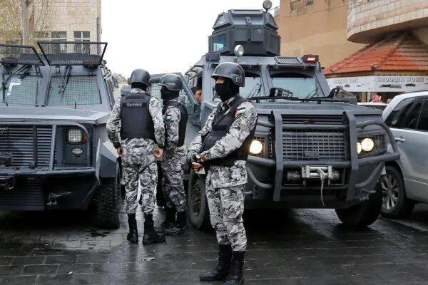 درگیری مسلحانه در اردن؛ افراد تکفیری مادر خود را سپر انسانی کردند/ عملیات یورش به الرمثا با یک ربات انجام شد/ عکس