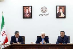 عارف: مدیری که در مسیر مخالف تصمیمات دولت است نمی‌تواند به عنوان مدیر ارشد دولت باقی بماند/ کسری بودجه ریشه تورم در کشور است