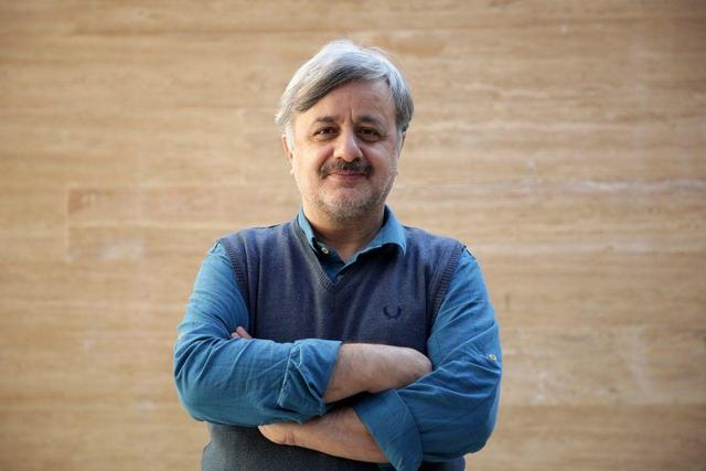 شاعران بیش از پیش به دغدغه‌های واقعی مردم بپردازند