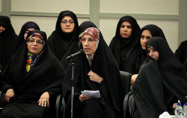 افتاد دانه دانه اشکم به دامنش؛ نزدیک بودم این همه آیا به فاطمه؟