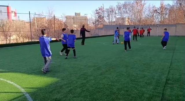 چمن مصنوعی مدرسه رستگاران دهگلان به بهره‌برداری رسید