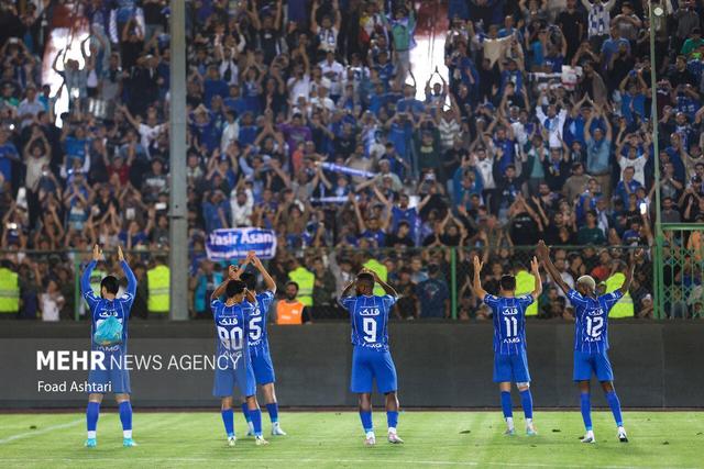 تشویق سه بازیکن استقلال از سوی هواداران/ آبیها خواستار لغو بازی شدند!