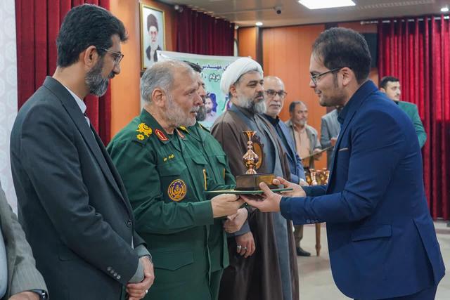 تجلیل از تولیدکنندگان و فعالان اقتصادی قم در همایش بزرگداشت روز بسیج