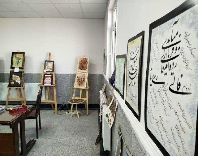 نمایشگاه آثار هنری و صنایع‌دستی در کمیجان به مناسبت هفته فرهنگی برگزار شد