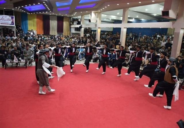 ١٠ گروه به مرحله نهایی جشنواره منطقه‌ای «هه‌لپه‌رکێ» مهاباد راه یافتند