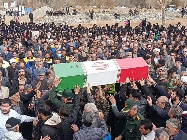 فیلم | تشییع پیکر شهید گمنام در کنگاور و روستای فش با حضور گسترده مردم