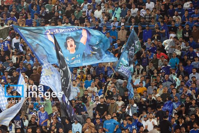 هواداران استقلال شاکی از تساوی؛، بازیکنان زیر تیغ رفتند